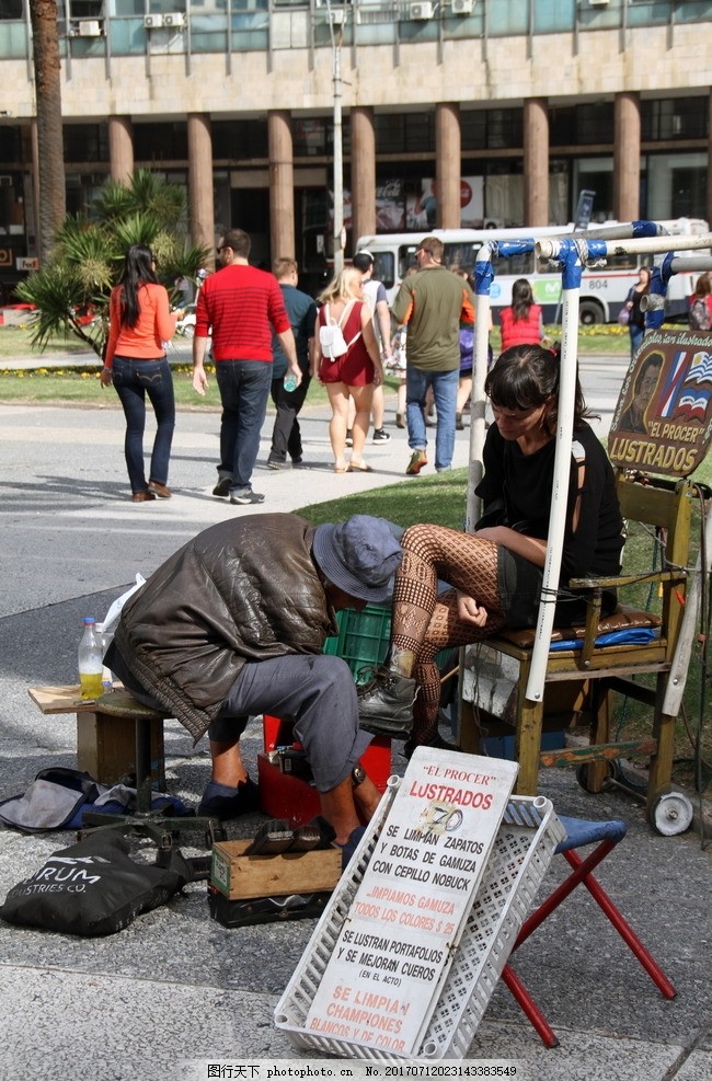 街头擦皮鞋图片