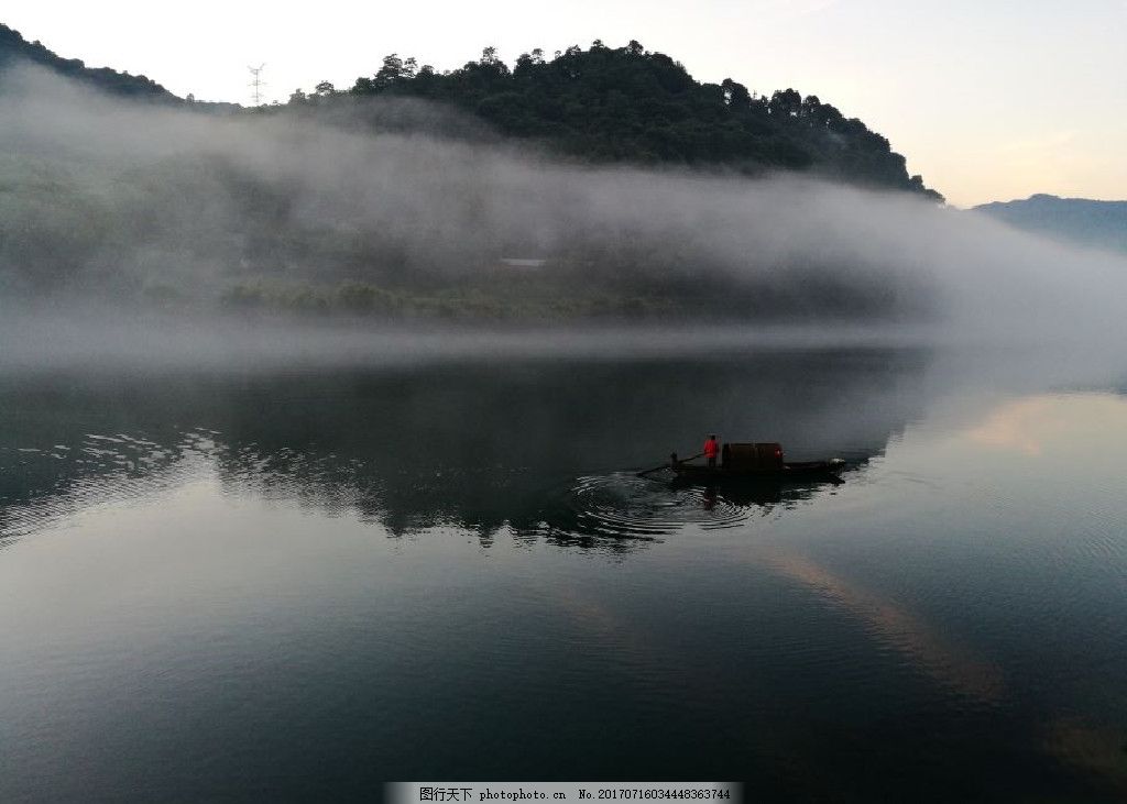 湿地公园 湖泊 4A景区 风景名胜区 风景 山水风景 自然风光 摄影 背景图片 背景素材 风光 摄影图库 山水 风景名胜 雾 晨雾 江雾 雾气 云蒸霞蔚 水墨画 青山 绿水 秀水 清澈 湖光山色 仙境 诗意 美景 唯美 乌篷小船 乌篷船 小船 渔夫 渔民 撒网 郴州 小东江 东江湖 山水风景 摄影 自然景观 山水风景 96DPI JPG